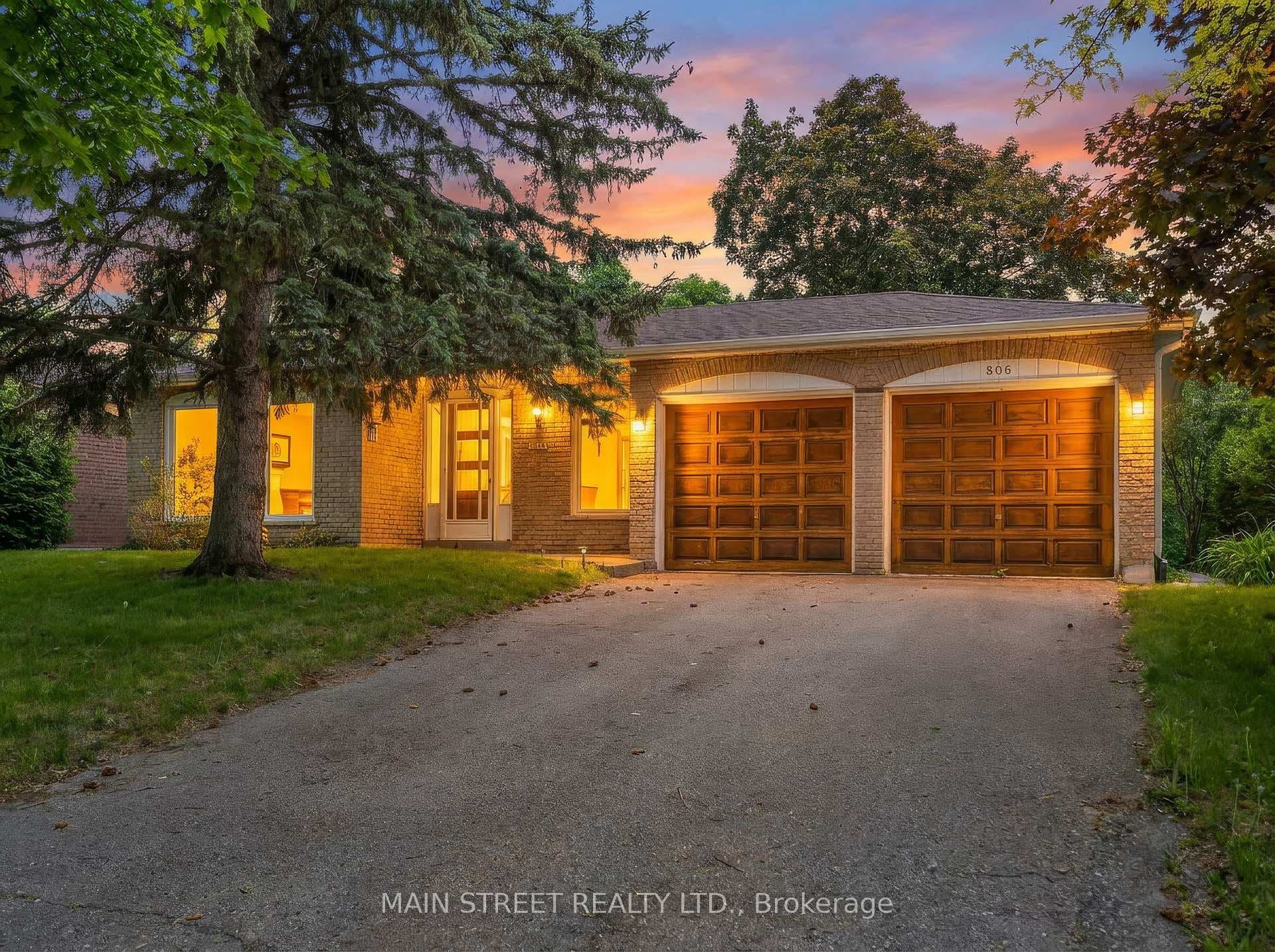 806 Three Seasons Drive, Newmarket, ON L3Y 2B8