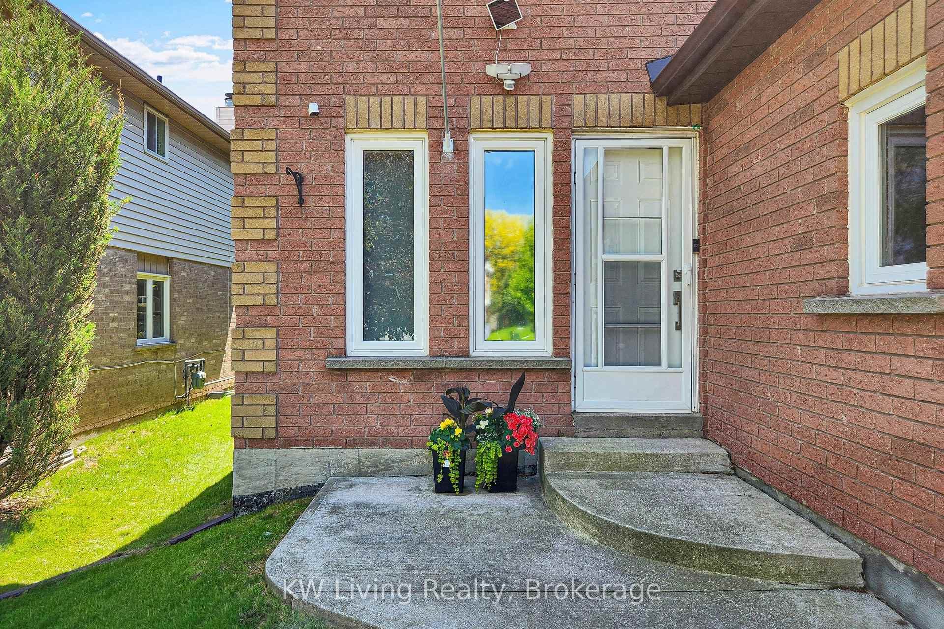 37 Magani Avenue, Bradford West Gwillimbury, ON L3Z 2S5