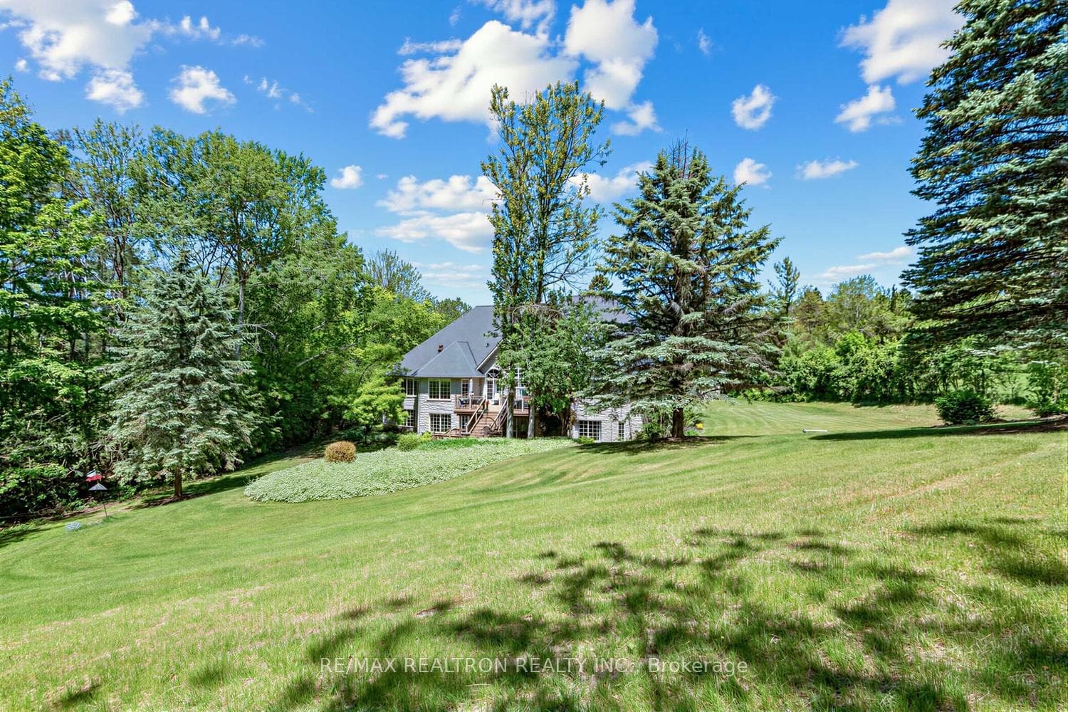 7 Gilbert Drive, Aurora, ON L4G 6W8