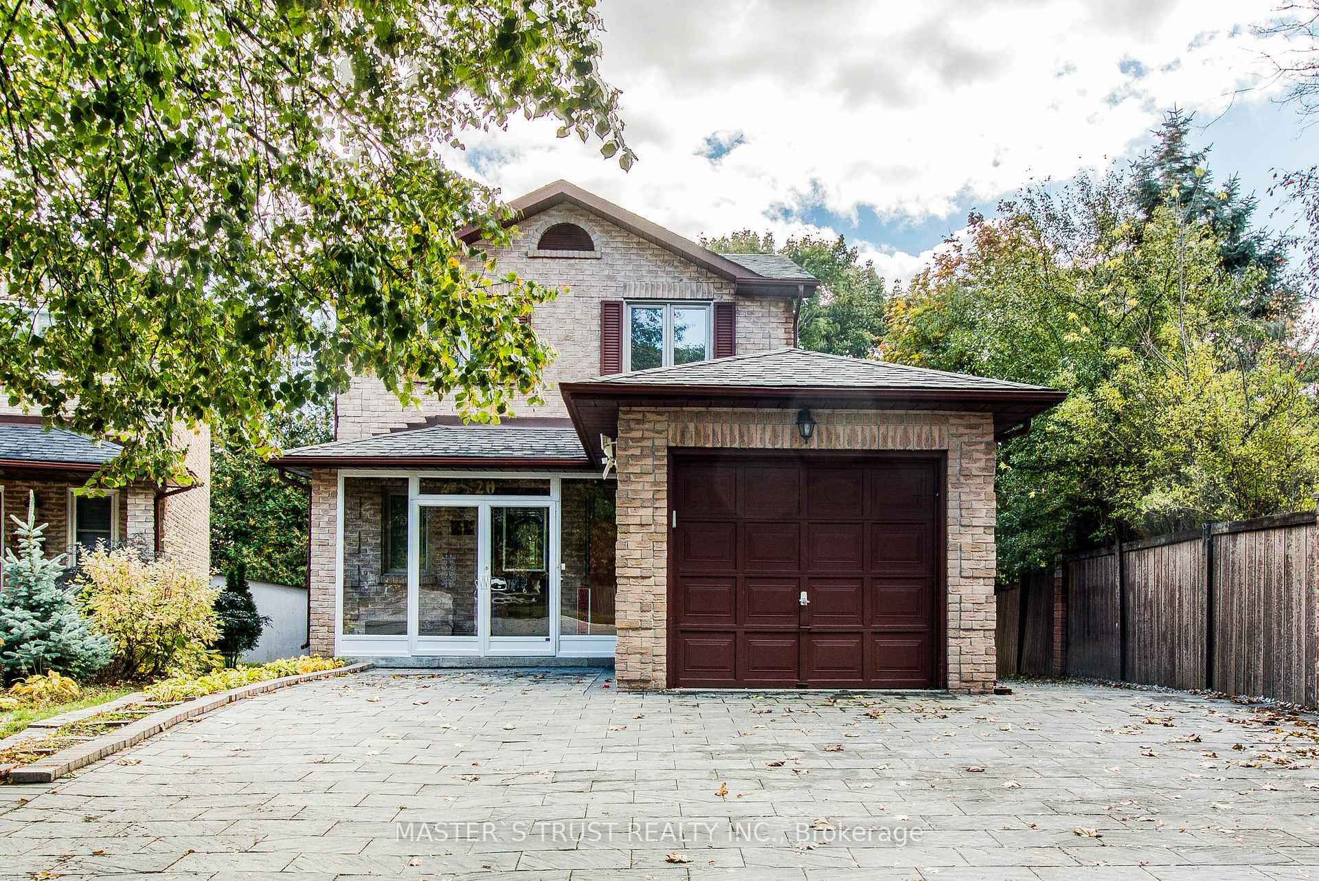 20 Valhalla Court, Aurora, ON L4G 5W3