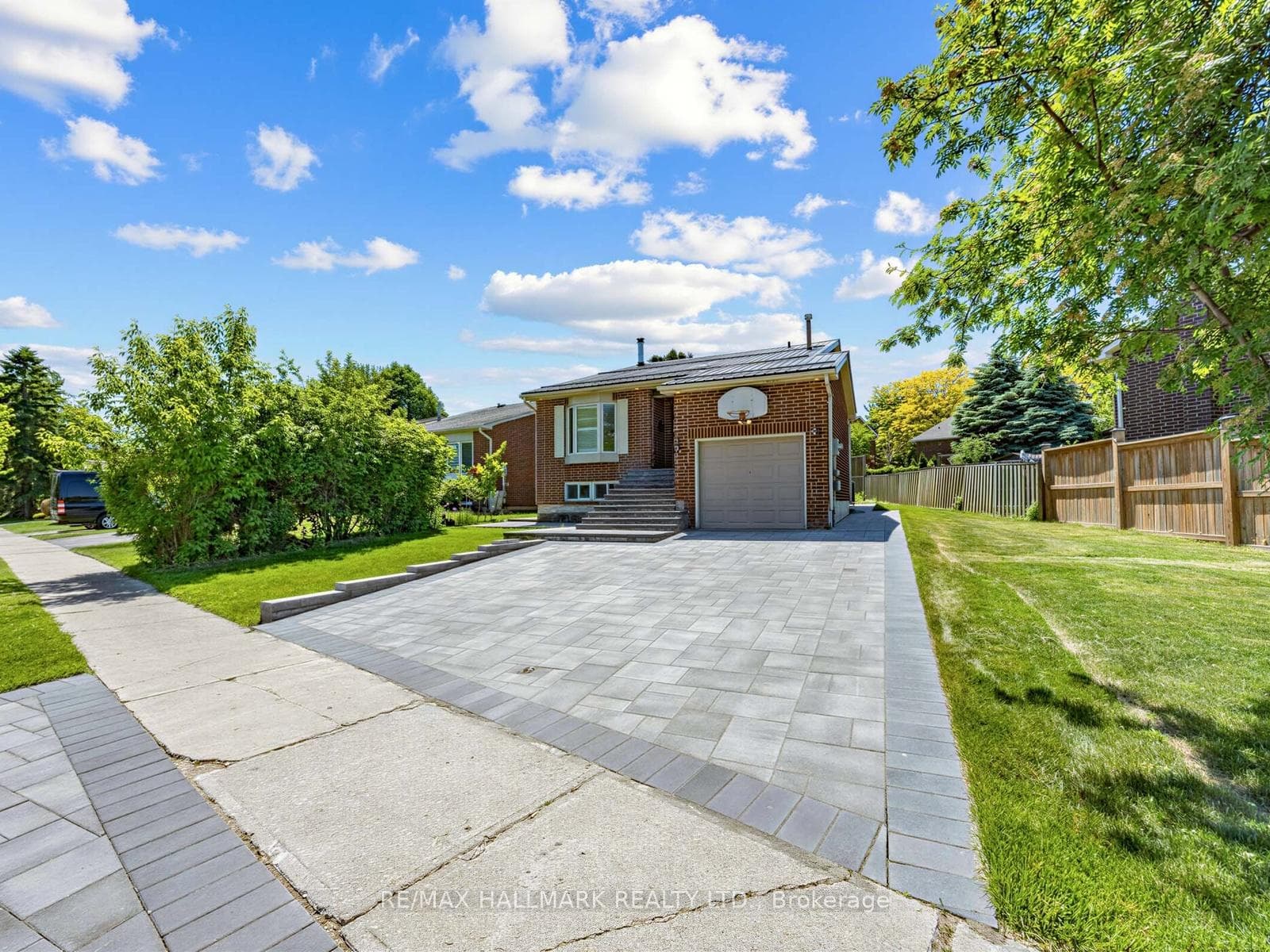 230 Sheffield Street, Newmarket, ON L3Y 5X6