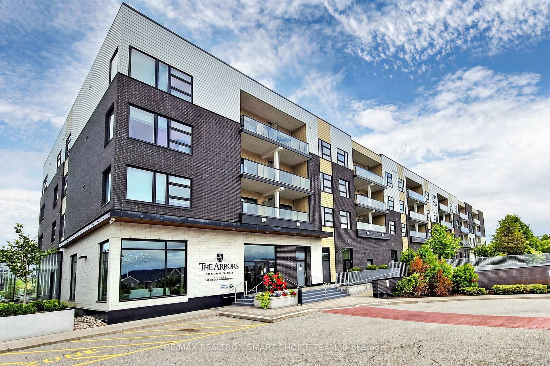 555 William Graham Drive 213, Aurora, ON L4G 3H9