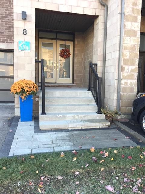 8 Helliwell Crescent, Richmond Hill, ON L4E 5B6