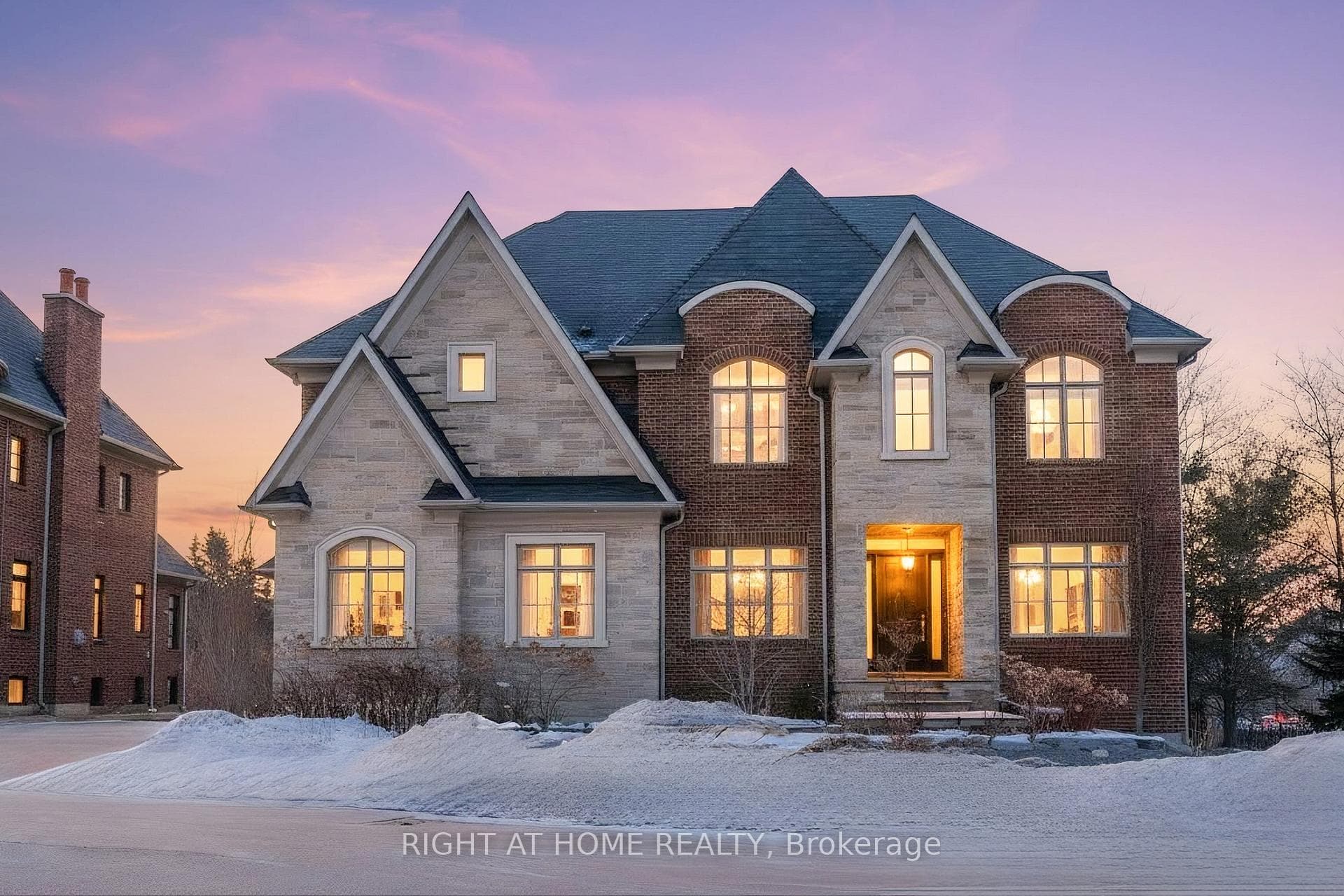 15 Davina Circle, Aurora, ON L4G 0M2
