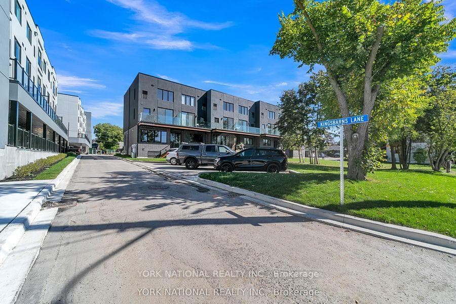59 Charles Street 8, Newmarket, ON L3Y 3V7