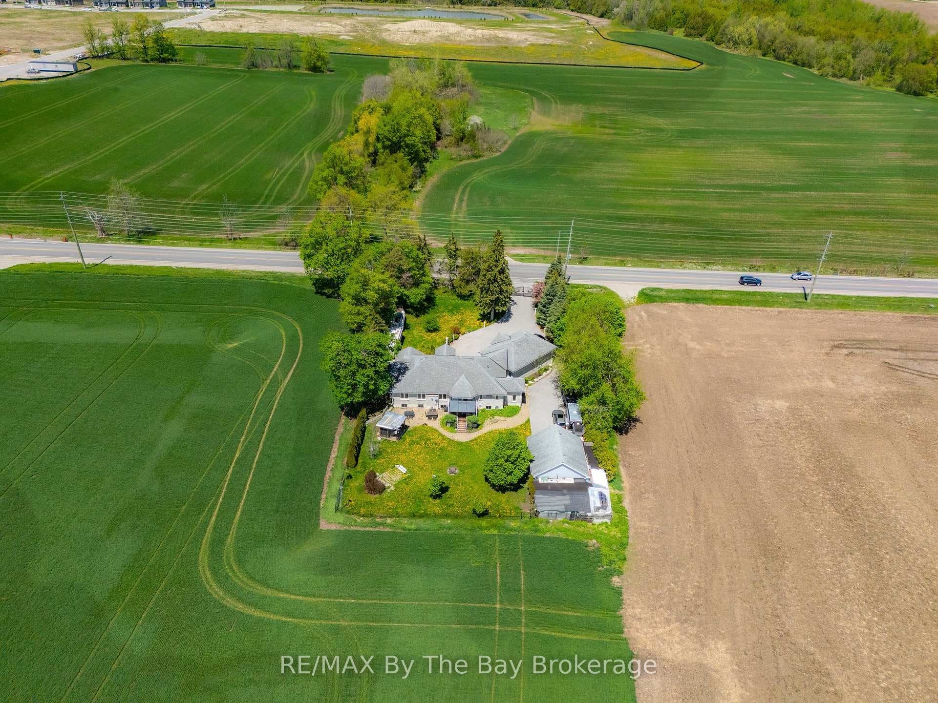 2569 Lockhart Road, Innisfil, ON L9S 3G2