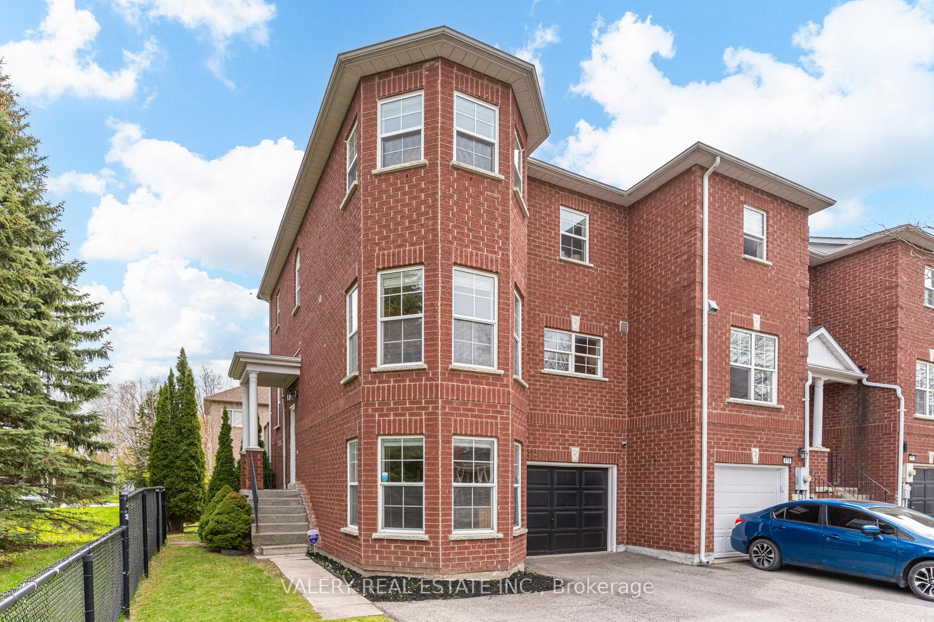 580 Legresley Lane, Newmarket, ON L3Y 8R8