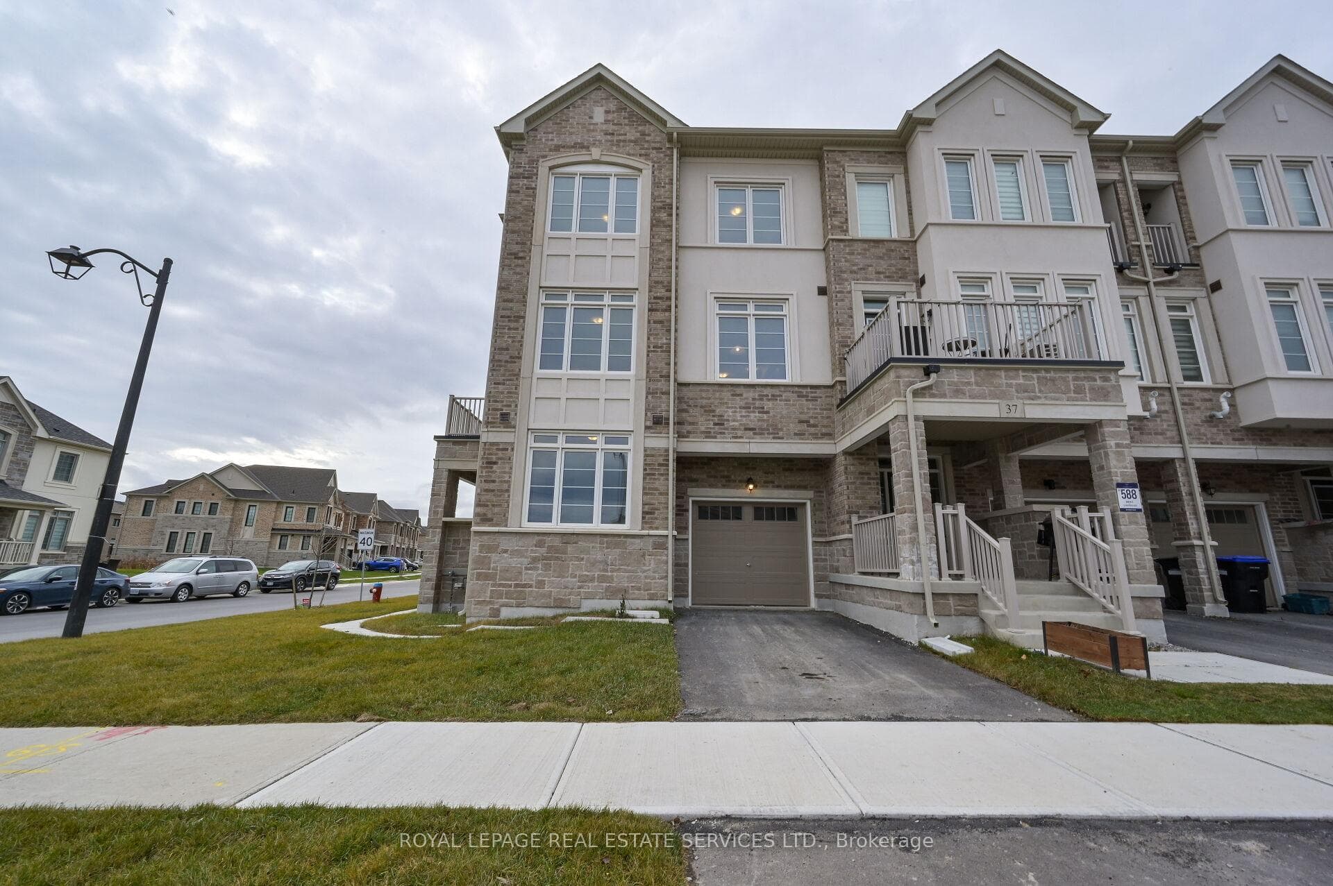 2 Paisley Drive, Bradford West Gwillimbury, ON L3Z 4P3