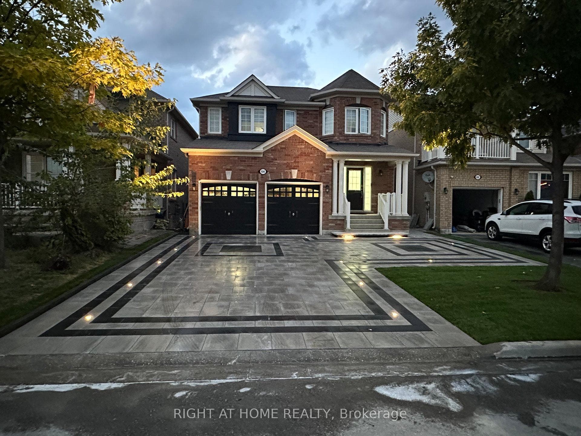64 Williamson Family Hollow, Newmarket, ON L3X 3K2
