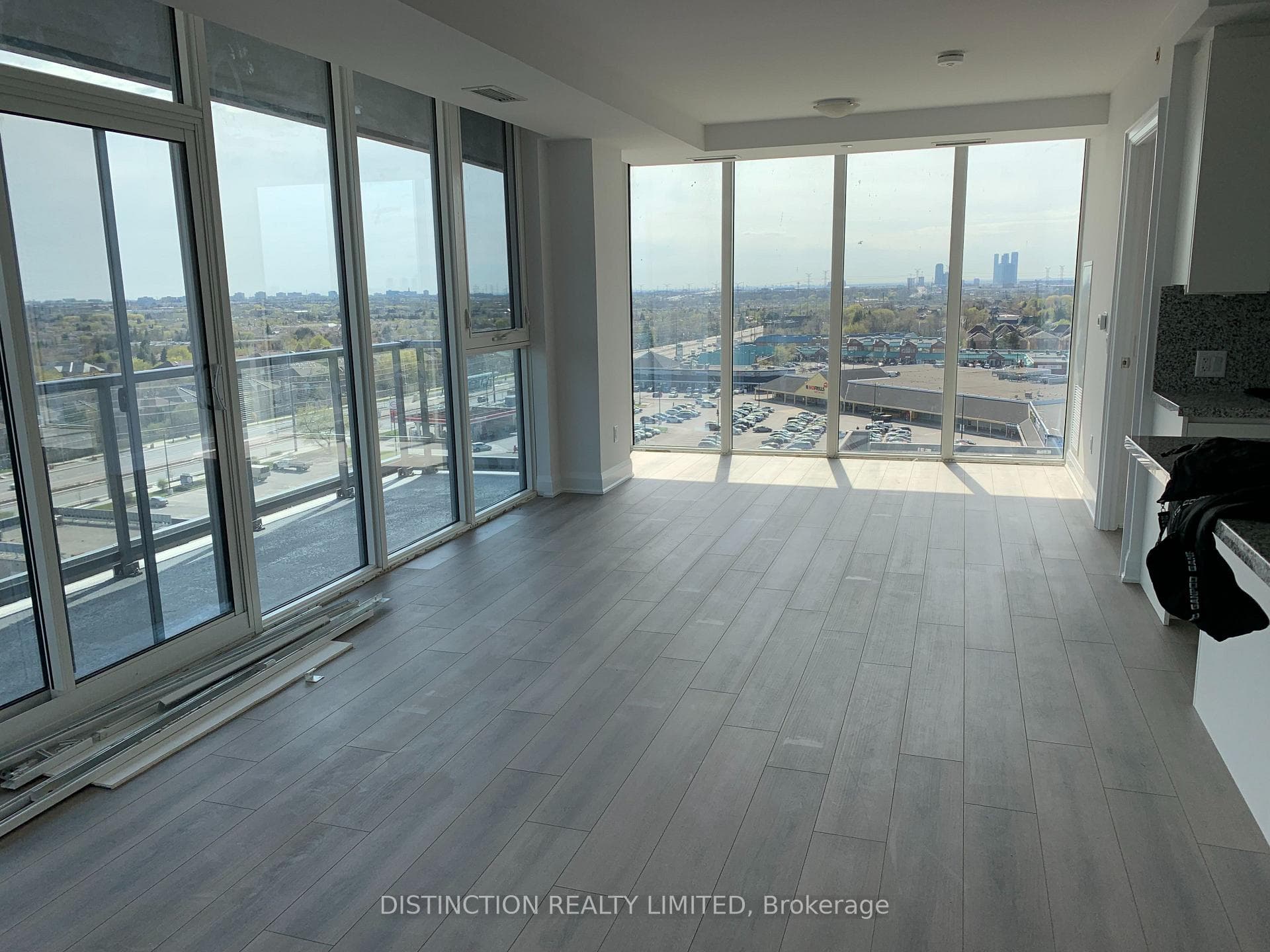 10 Gatineau Drive W 1005, Vaughan, ON L4J 0L2