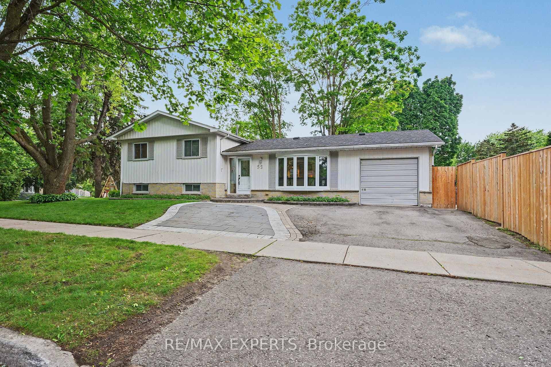 32 Oak Court, Aurora, ON L4G 3J6