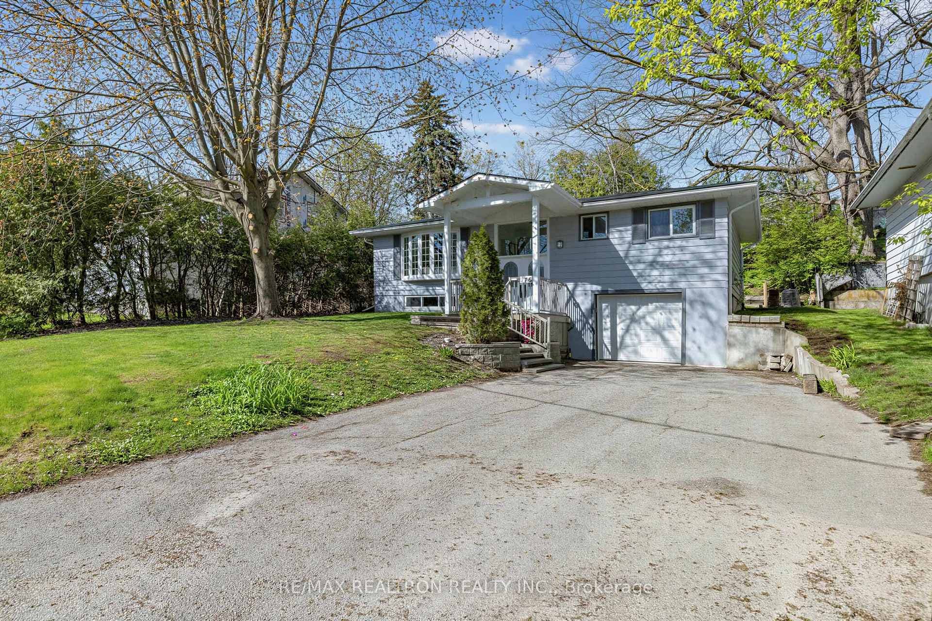 176 Charlotte Street S, Newmarket, ON L3Y 3S8