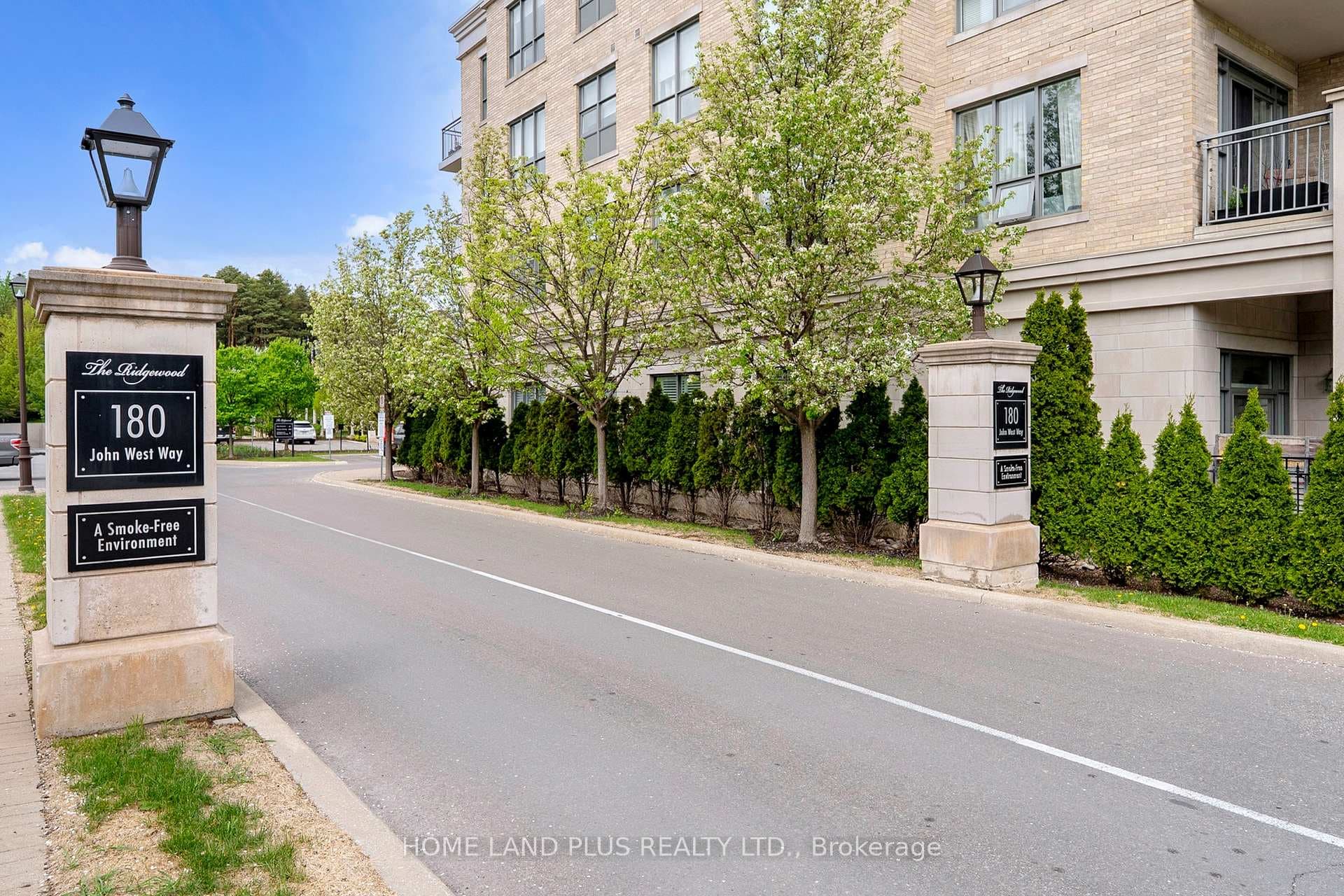 180 John West Way 422, Aurora, ON L4G 0R3