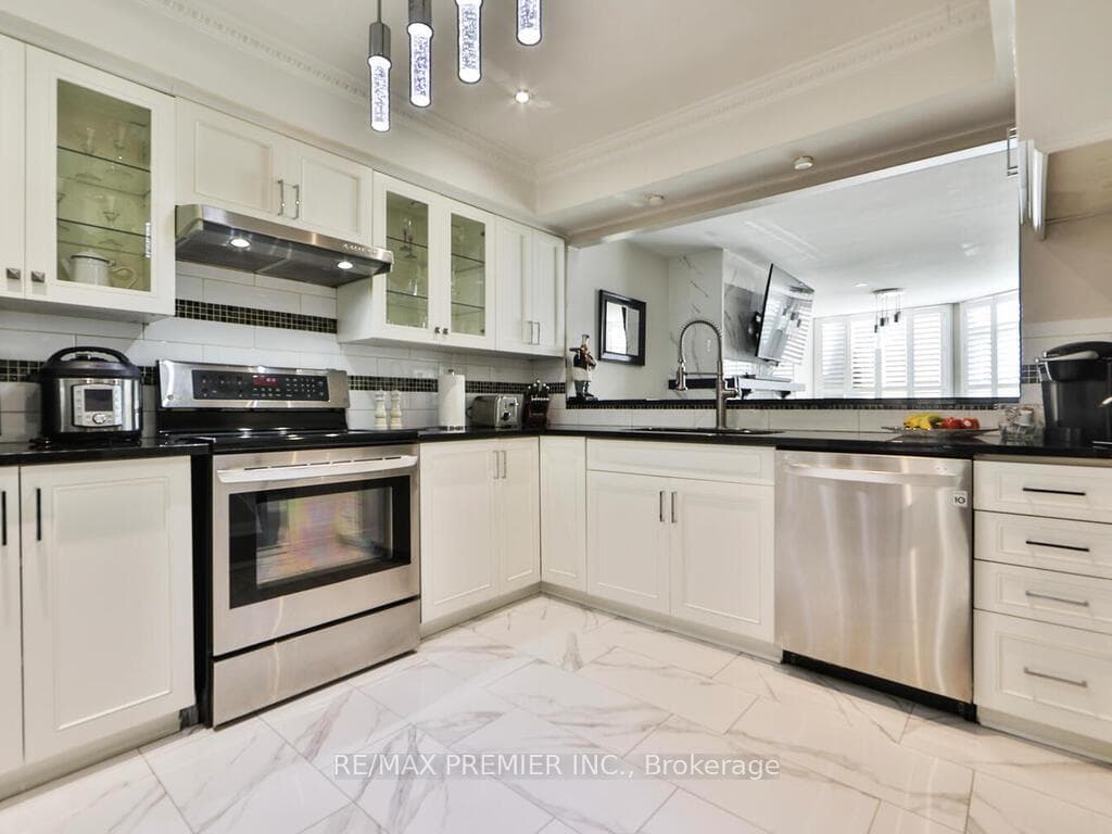 100 Arbors Lane 8, Vaughan, ON L4L 7G4