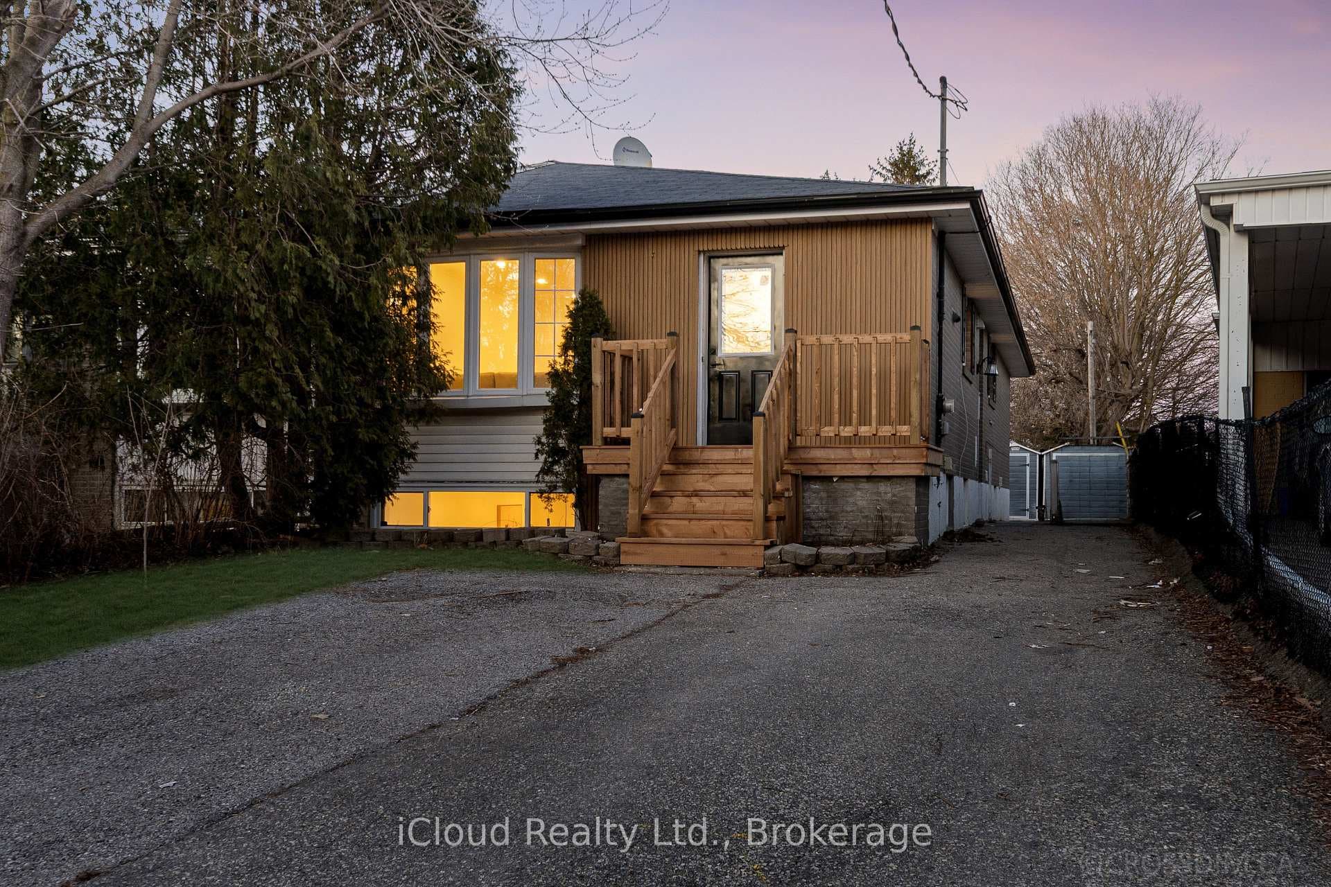 107 Bayview Parkway, Newmarket, ON L3Y 3W2