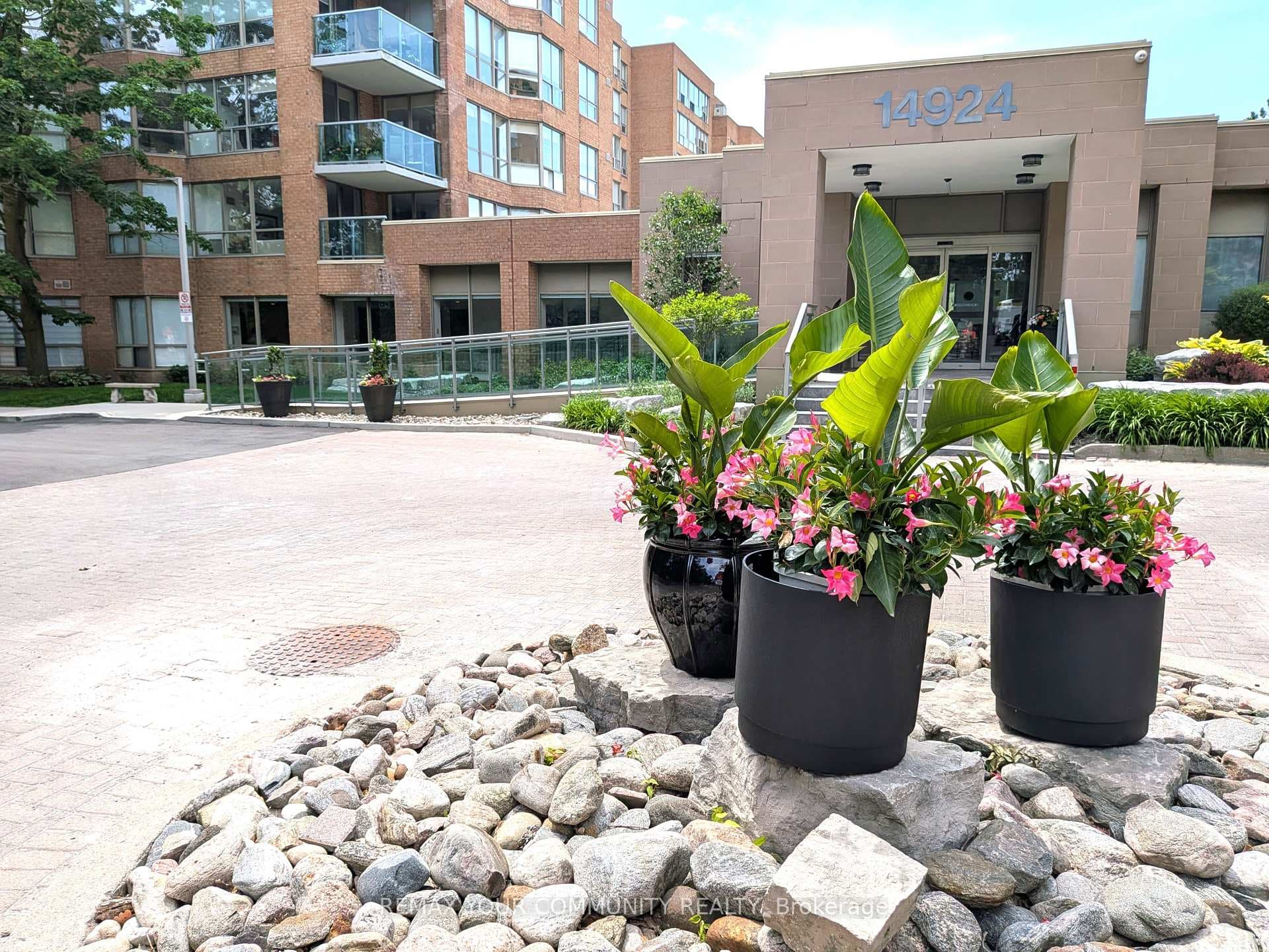 14924 Yonge Street 305, Aurora, ON L4G 6H7