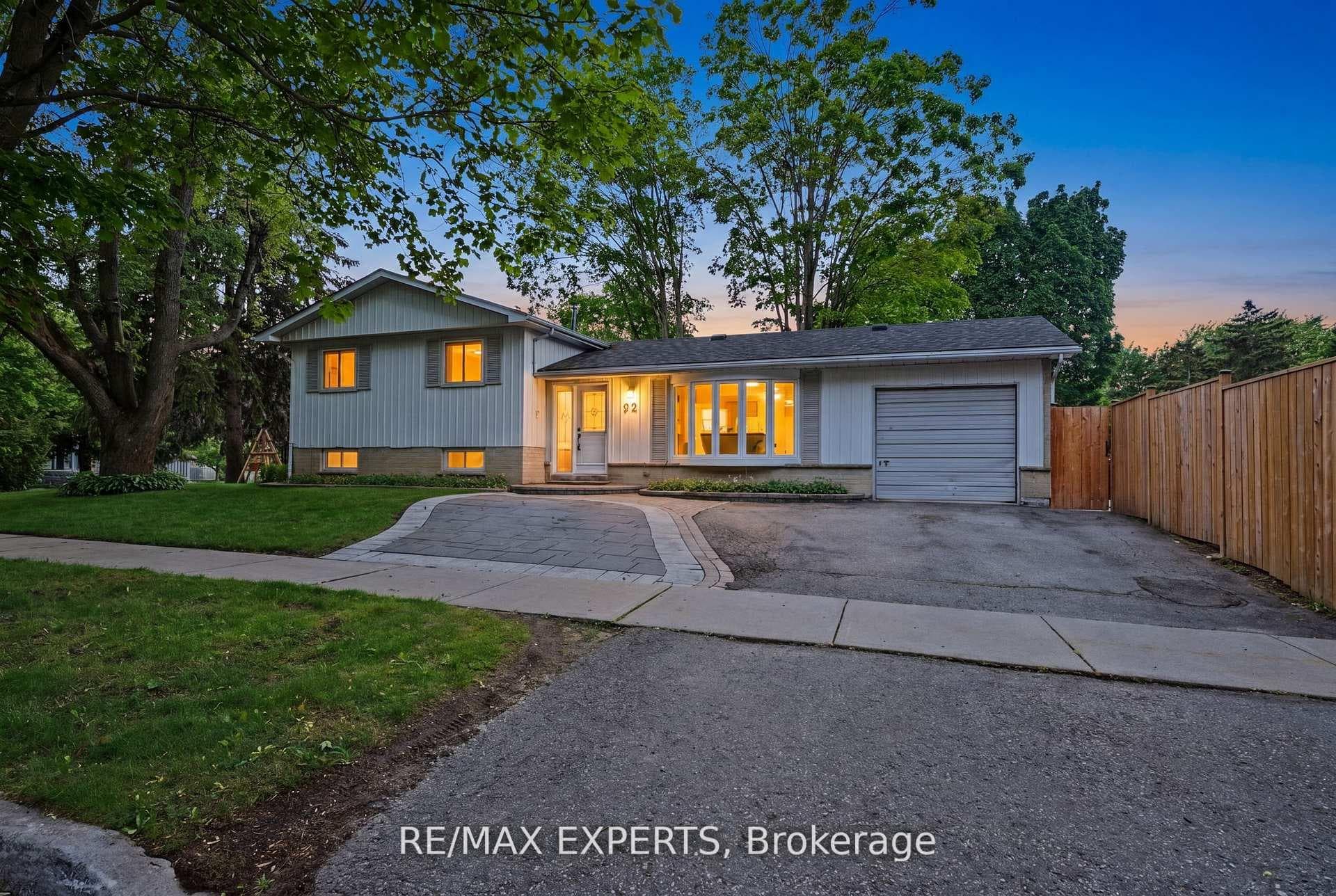 32 Oak Court, Aurora, ON L4G 3J6