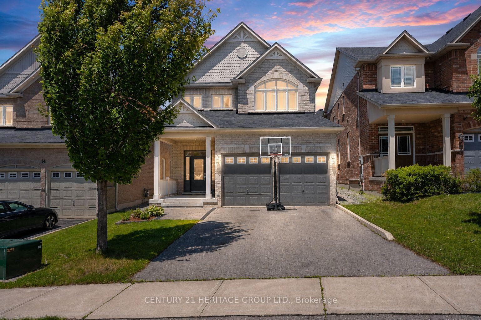 16 Harvest Hills Boulevard, Newmarket, ON L9N 0A5