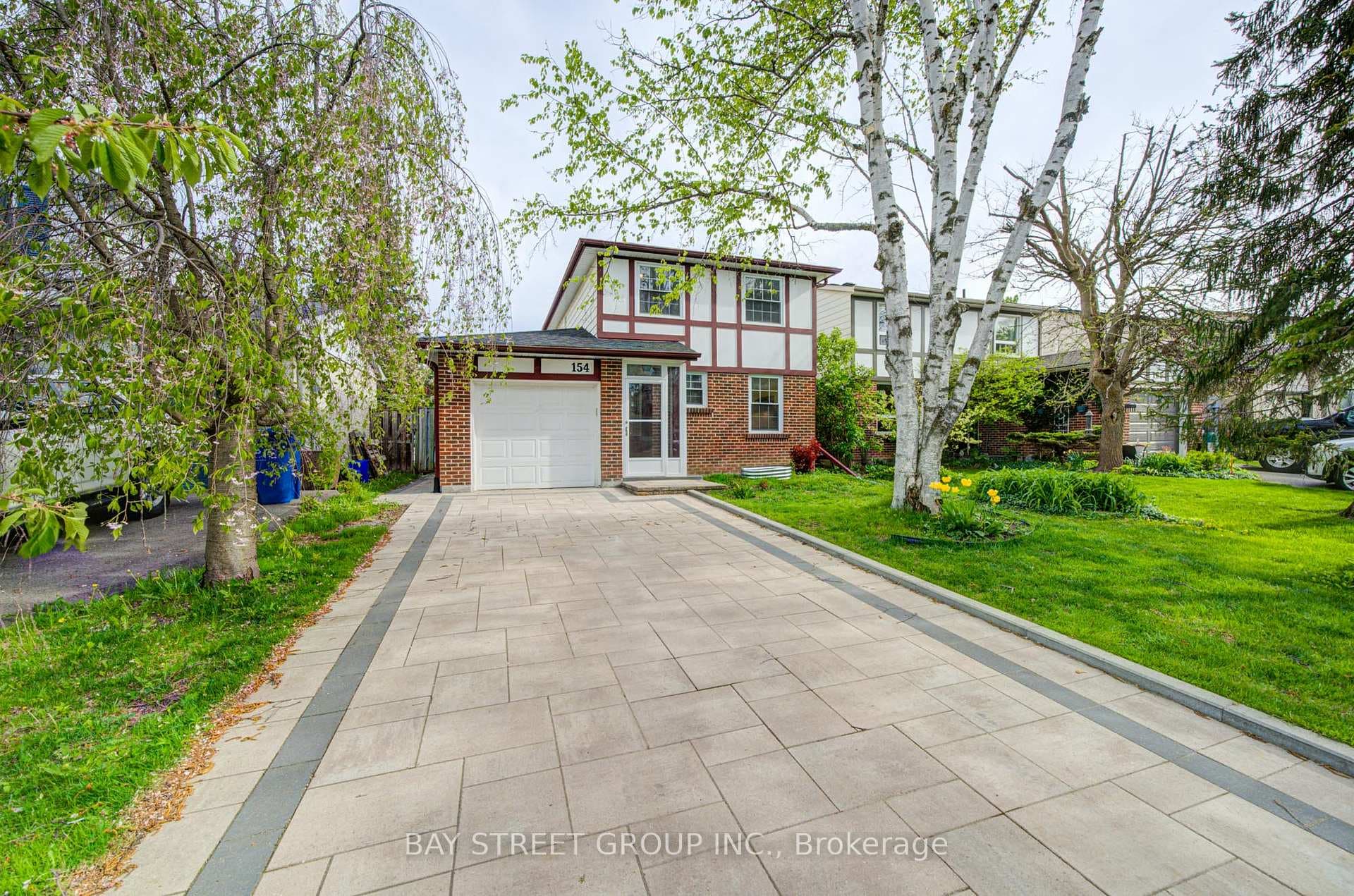 154 Thoms Crescent, Newmarket, ON L3Y 1E1