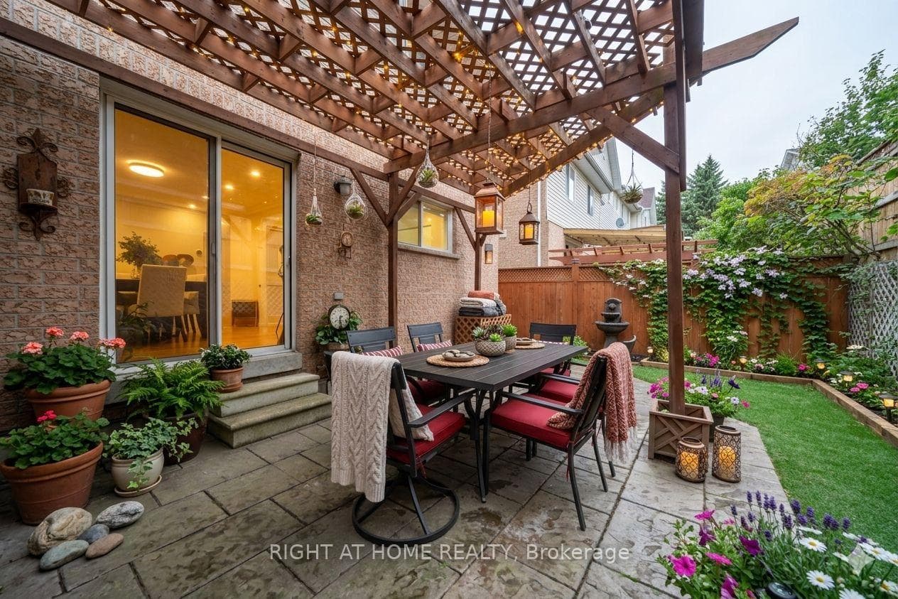 370 Riddell Court 21, Newmarket, ON L3Y 8M8