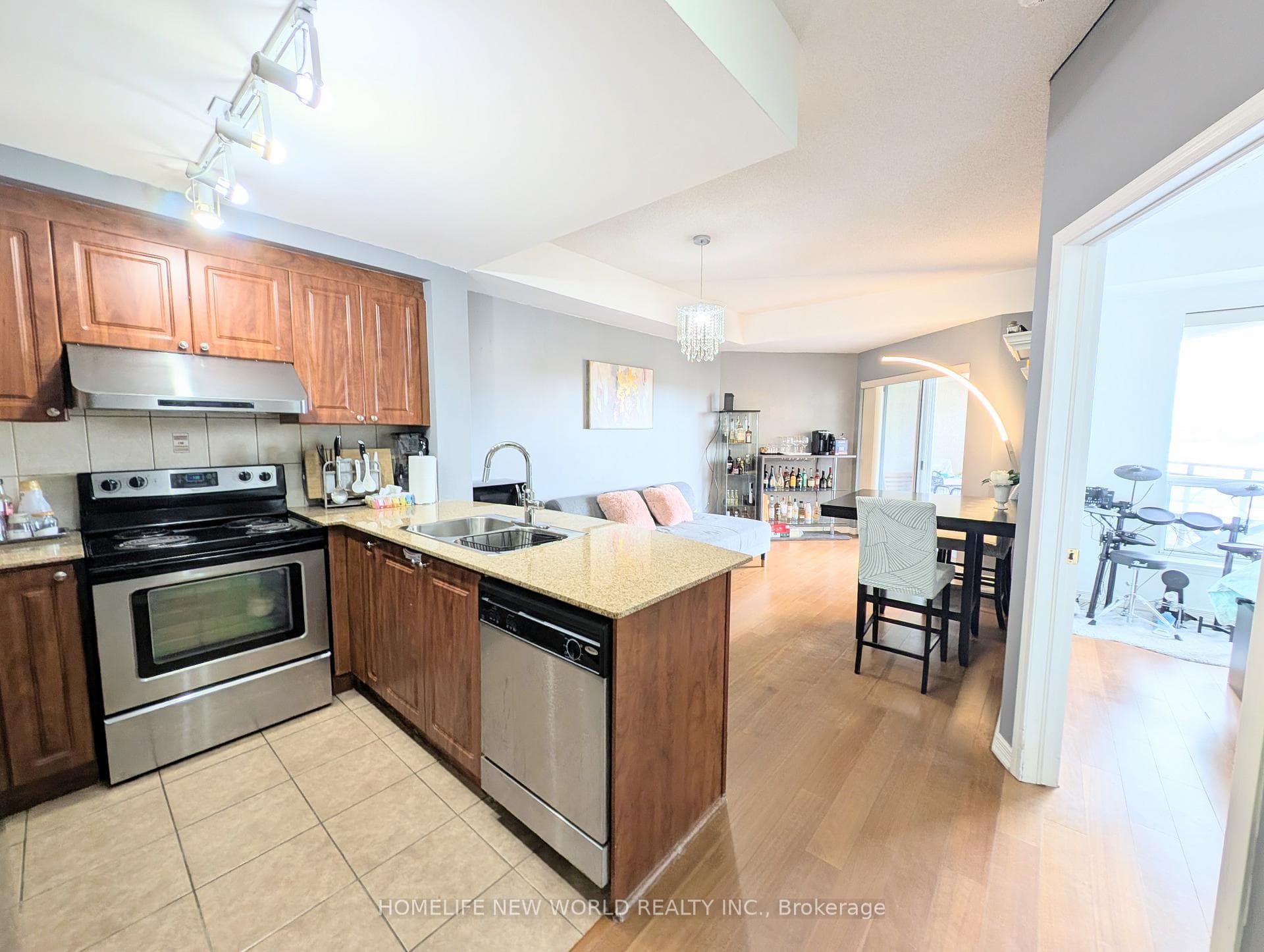 8 Maison Parc Court 601, Vaughan, ON L4J 9K5