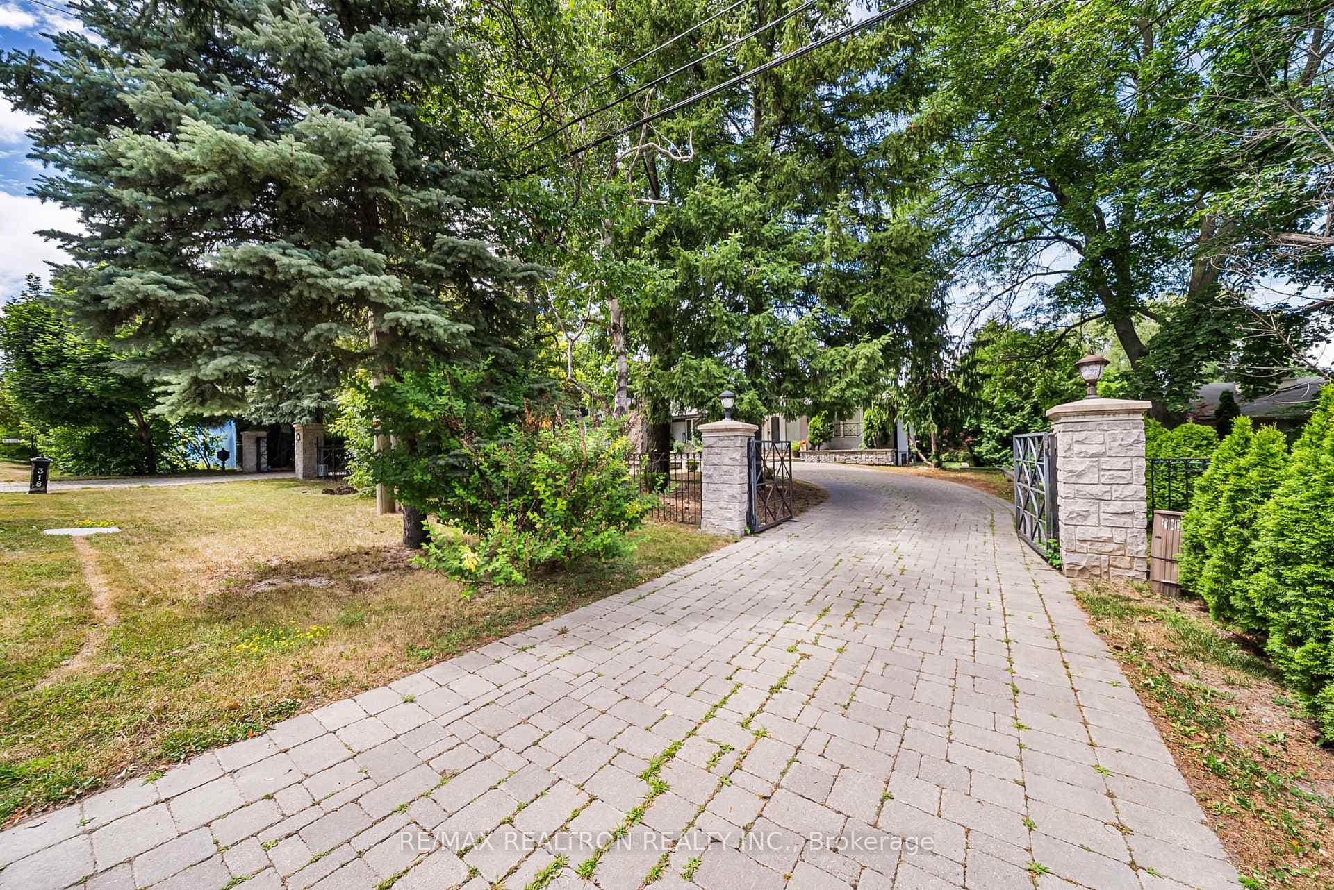 318 Centre Street, Vaughan, ON L4J 1G7