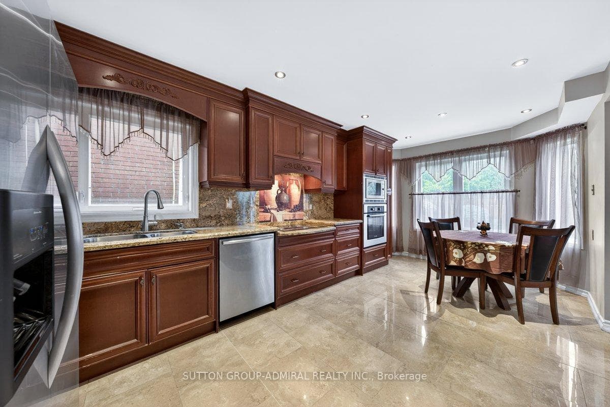 126 Redondo Drive E, Vaughan, ON L4J 7S5