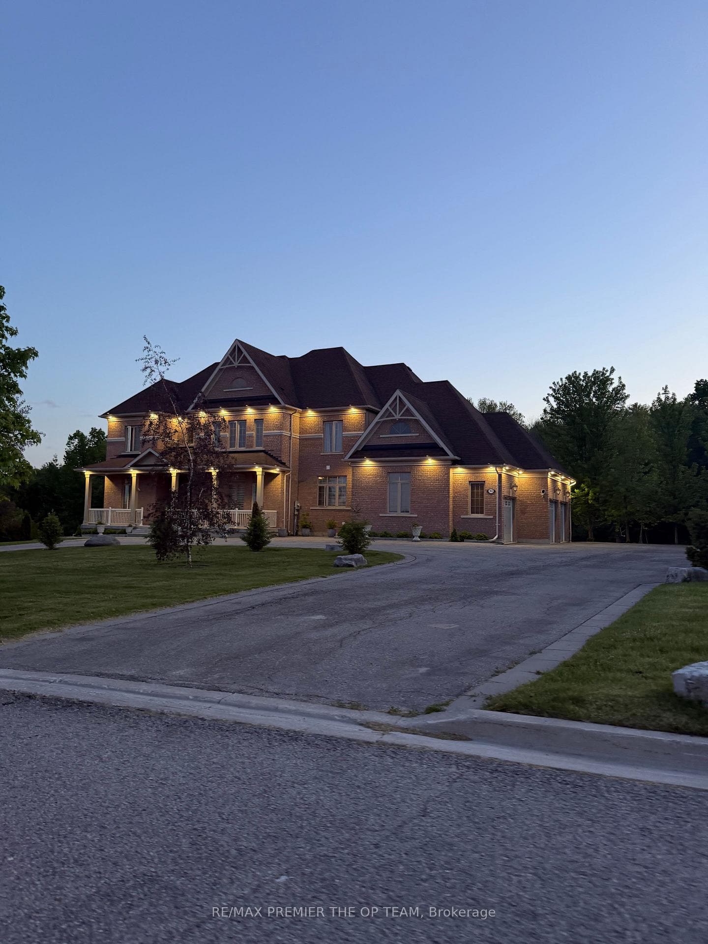 102 Pine Hill Road, Bradford West Gwillimbury, ON L3Z 0H1
