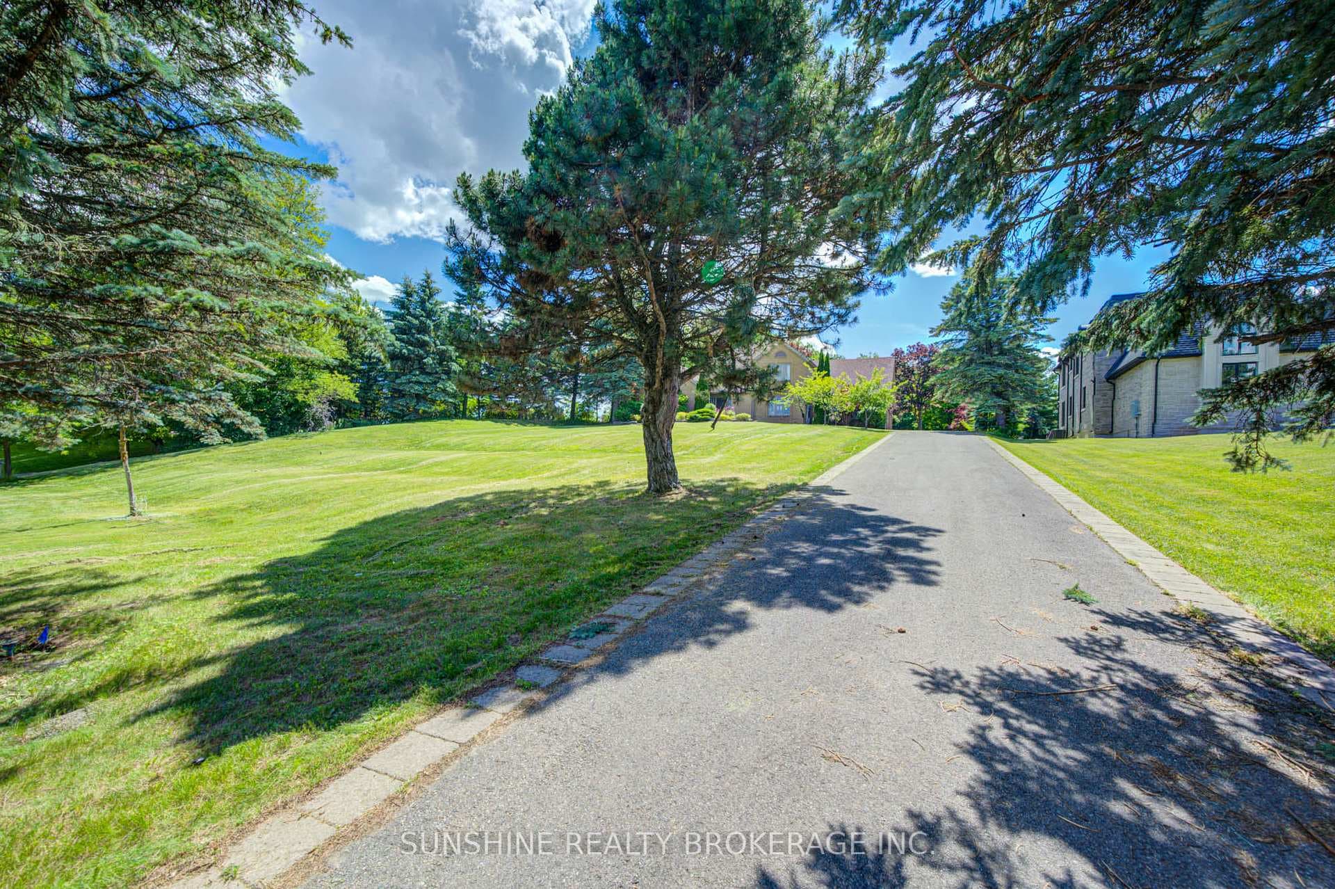 807 Woodland Acres Crescent, Vaughan, ON L6A 1G2