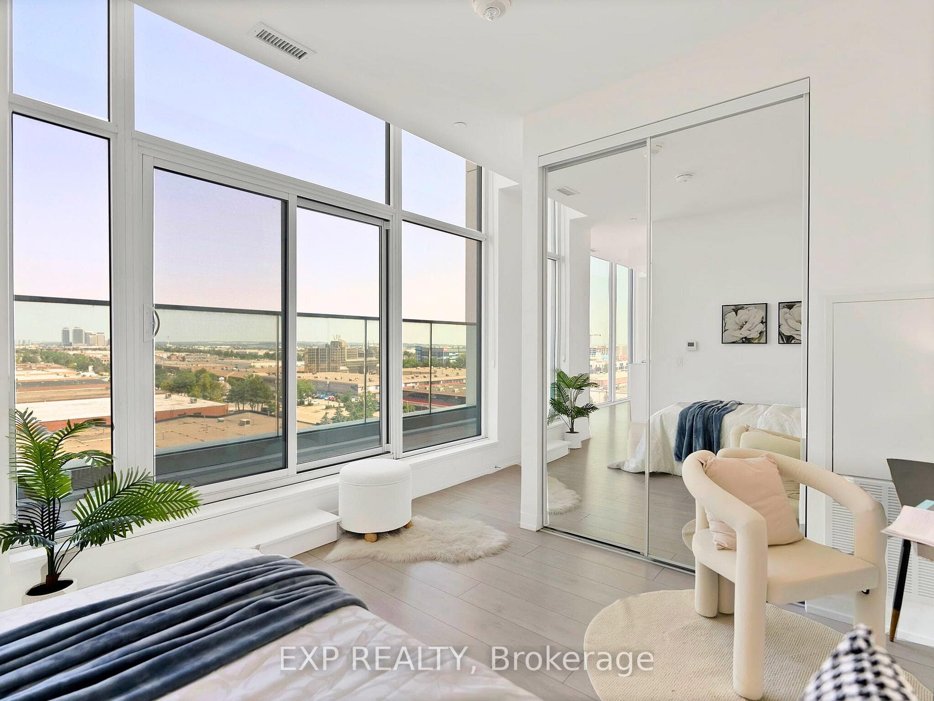 950 Portage Parkway Unit 811, Vaughan, ON L4K 0J7