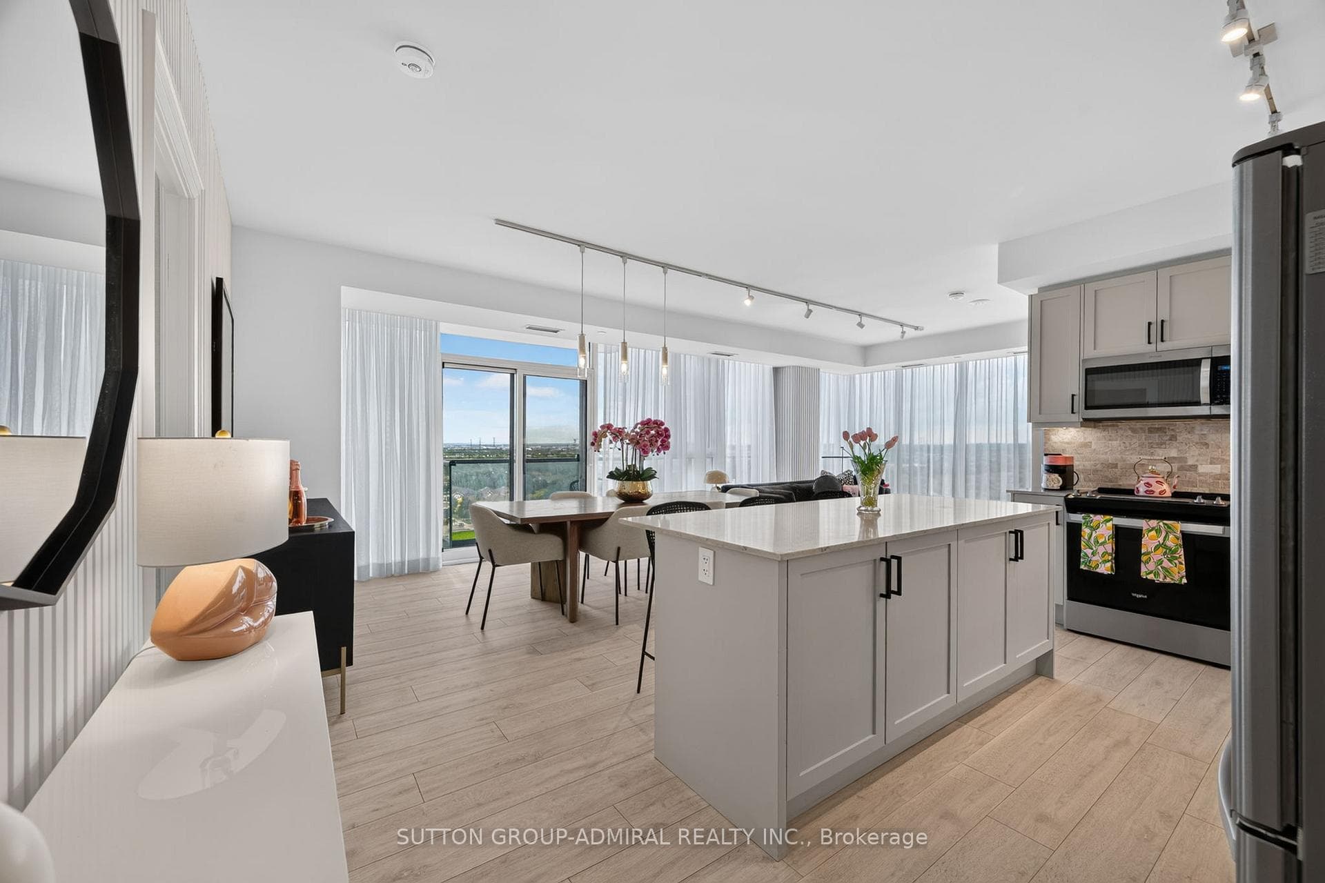 10 Gatineau Drive 1206W, Vaughan, ON L4J 0L2