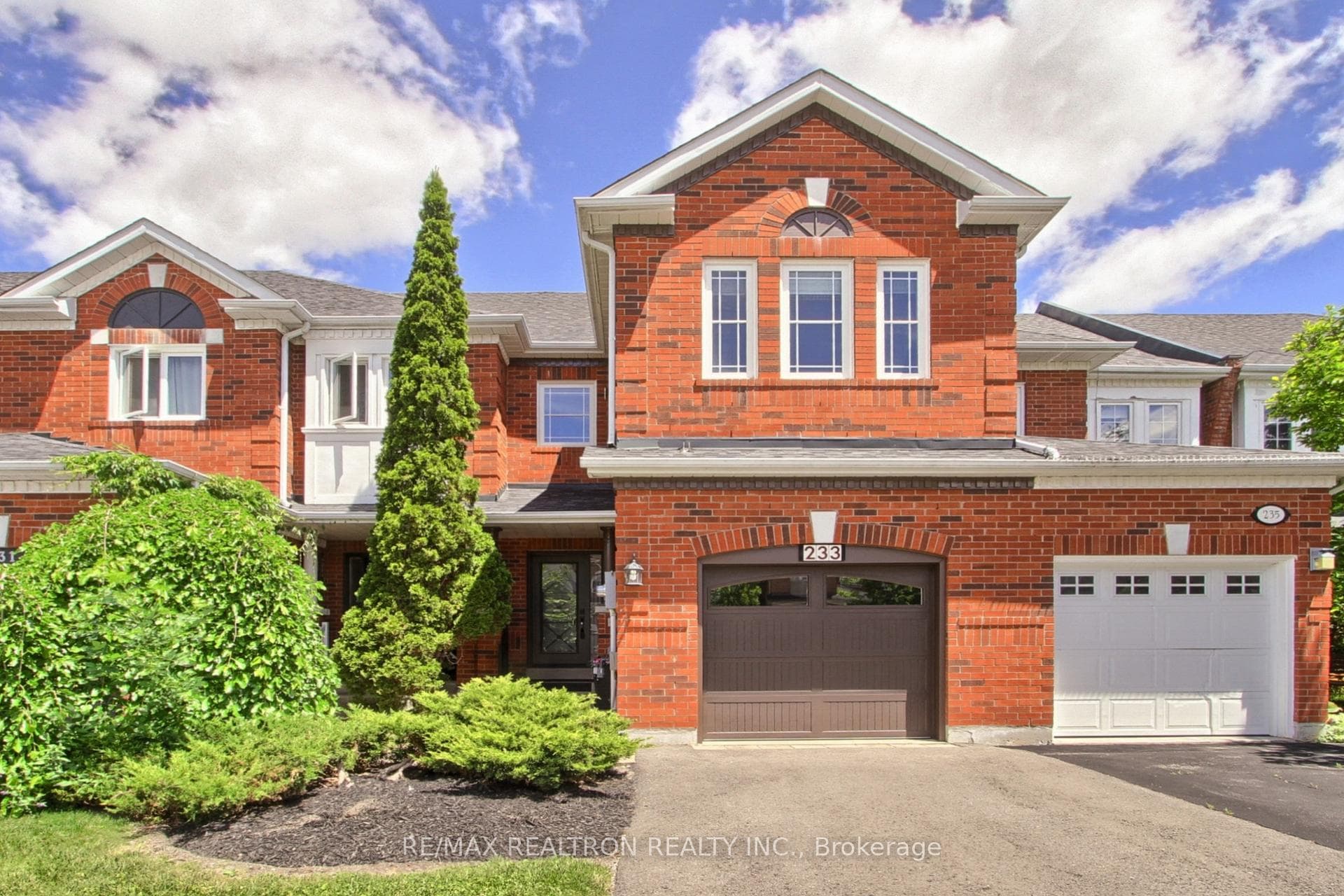 233 Denise Circle, Newmarket, ON L3X 2K2
