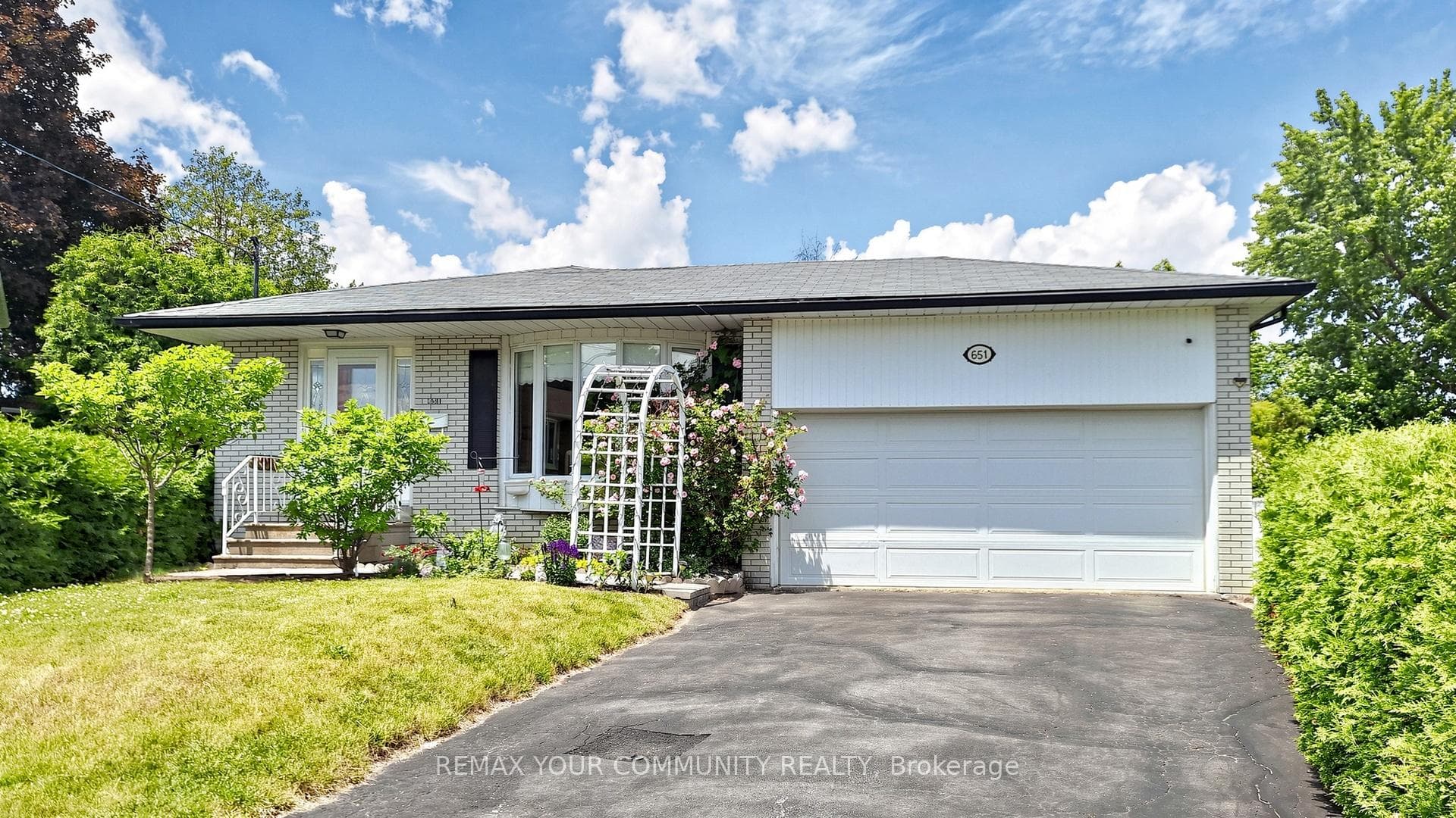 651 Mossbank Court, Newmarket, ON L3Y 3A9