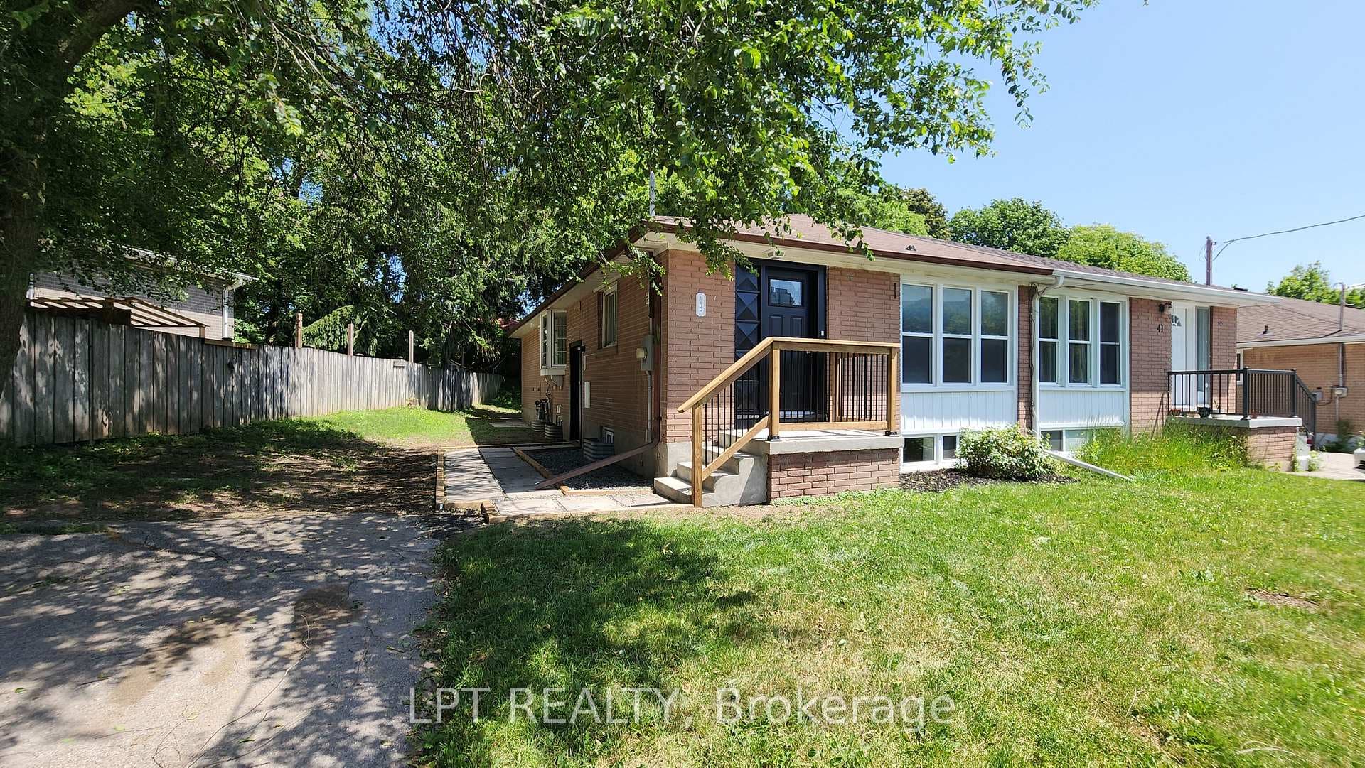 43 Newbury Drive, Newmarket, ON L3Y 4P9