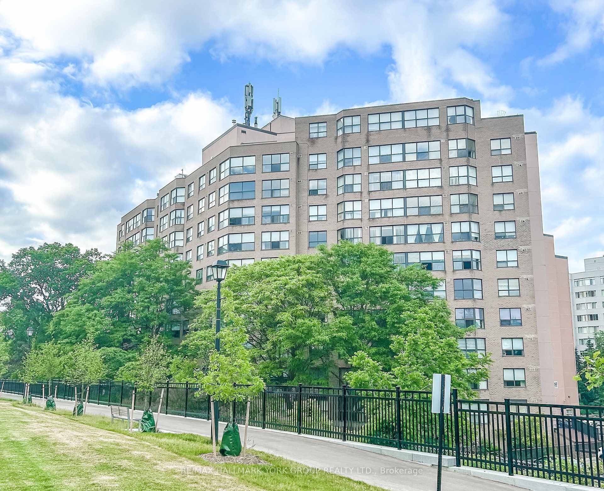 250 Davis Drive 906, Newmarket, ON L3Y 7T7