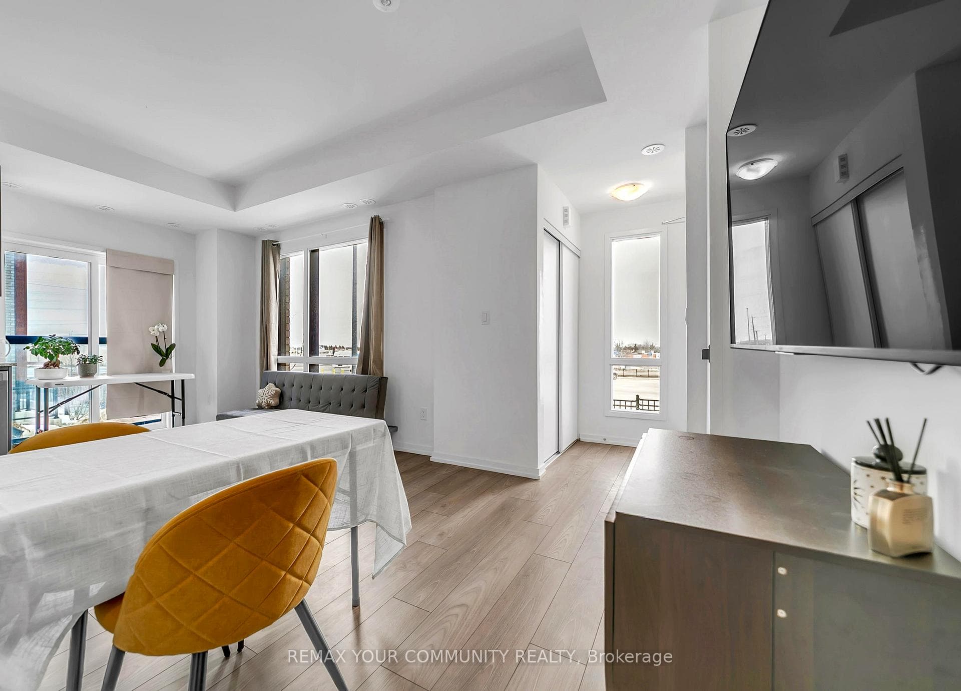2-20 Lytham Green Circle 191, Newmarket, ON L3Y 0H3